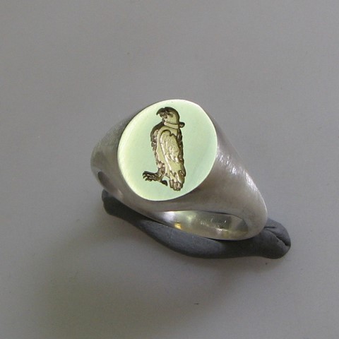 Popinjay bird crest engraved signet ring