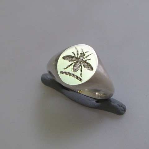 Bee crest engraved signet ring